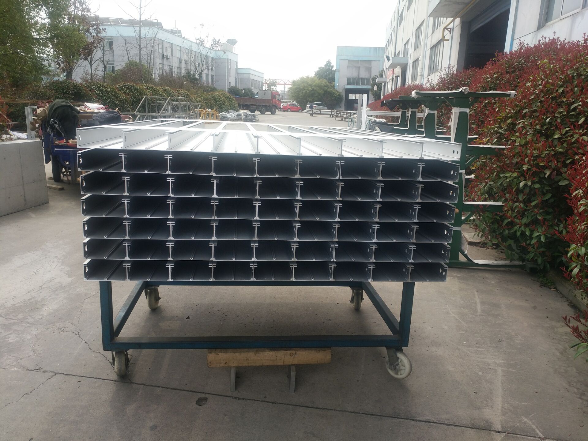 鋁型材加工廠(chǎng)家數控機床加工鋁合金led線(xiàn)條燈殼